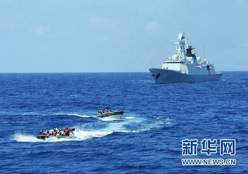 3月28日，十余名臨檢拿捕隊員從玉林艦出發(fā)，乘小艇駛向模擬可疑商船的艦只。