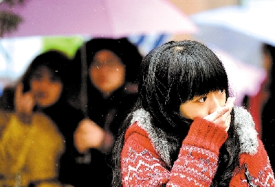 大學(xué)路附近，一位美女冷得縮起脖子。 晚報(bào)記者 馬健 圖