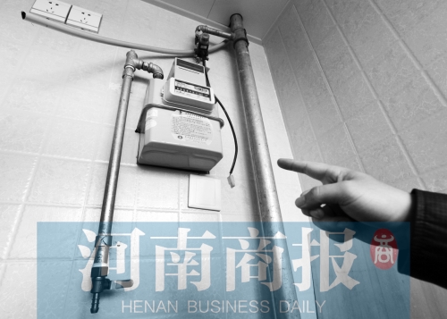 天然氣管裸露，有居民稱(chēng)安裝好的燃?xì)庠罹咭恢遍e置