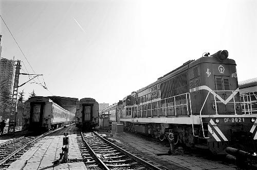 　　鄭州車輛段，擦拭一新的列車整裝待發(fā)。