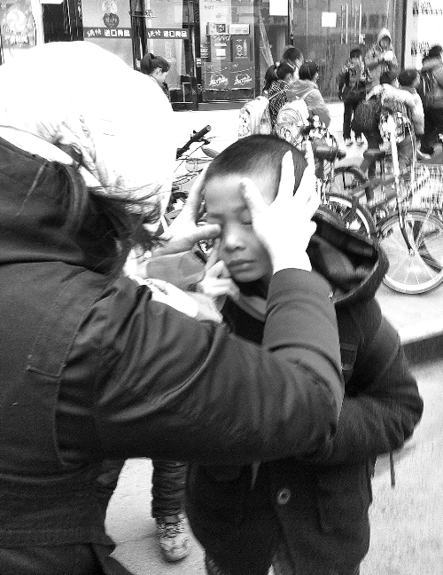 春天風(fēng)沙大，一孩子被風(fēng)沙瞇了眼