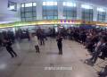 火車站候車大廳紅歌快閃迎國(guó)慶！百人互動(dòng)，震撼現(xiàn)場(chǎng)嗨翻天！