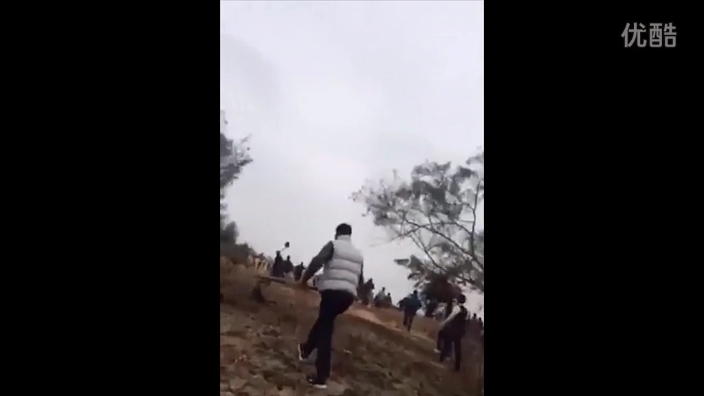 廣東退休官員修墓被指破壞鄰居祖墳風(fēng)水，雙方百人火拼現(xiàn)槍聲