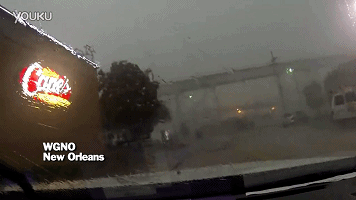 好可怕！大風(fēng)把火車(chē)從橋上吹了下來(lái)