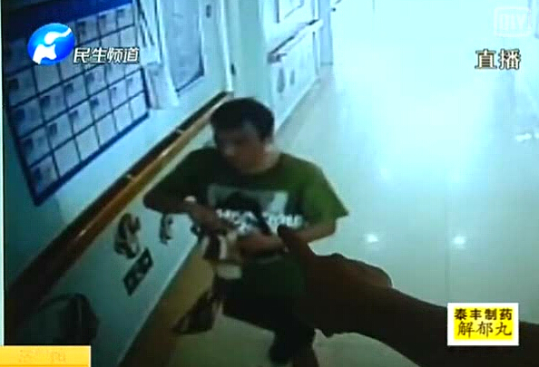 這個賊 誰都想扇他！