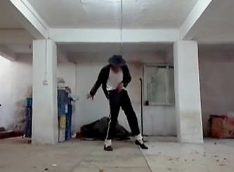 農民工也愛邁克杰克遜！地下室模仿MJ經典舞步