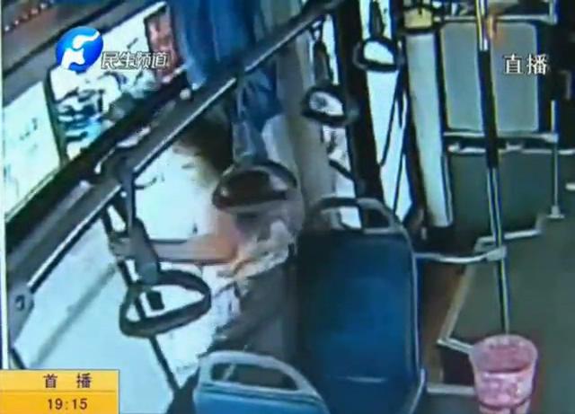 玩手機(jī)坐過(guò)站 她直接跳車