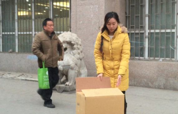 路遇行路艱難的人 你會(huì)出手嗎？