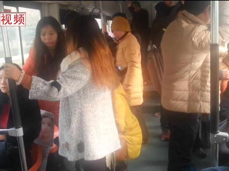 文明你我 助力上合(4):公交車(chē)上有人肚疼難忍 誰(shuí)會(huì)相助