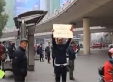 小伙很強(qiáng)大 大聲求表揚