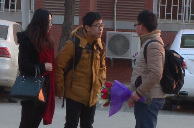 美女請(qǐng)你假裝其男友拒絕追求者，你會(huì)怎么辦？