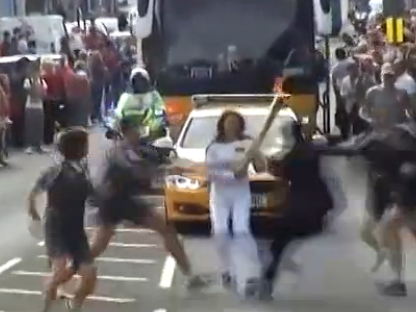 驚魂一幕！不速之客搶奧運火炬遭安保摁倒