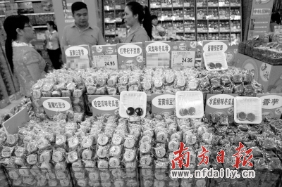 散裝月餅因其實惠的價格、豐富的口味而受到市民的青睞。