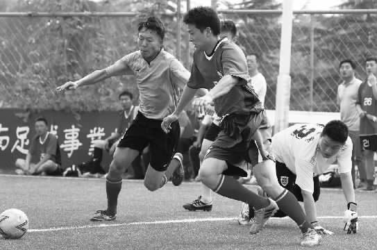 鄭州航院隊(duì)與鄭州經(jīng)開正和隊(duì)的比賽，可謂是學(xué)生軍和朋友隊(duì)之間的強(qiáng)強(qiáng)對決