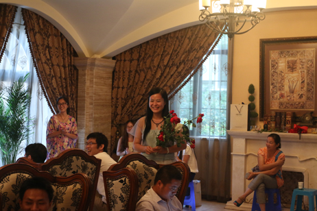 收到怎么多玫瑰，當(dāng)然開心啦！