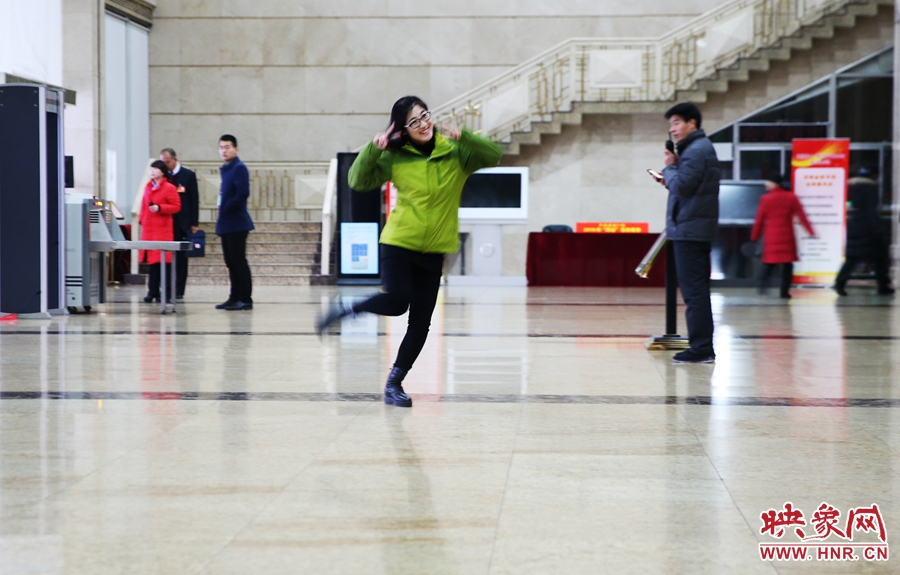 南樂天完成一個采訪后，興奮的跳了起來。