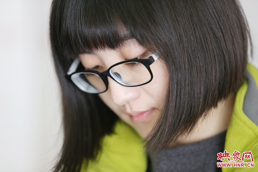 采訪中認(rèn)真記錄的樂天。