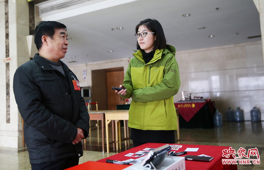 會議間隙采訪代表。