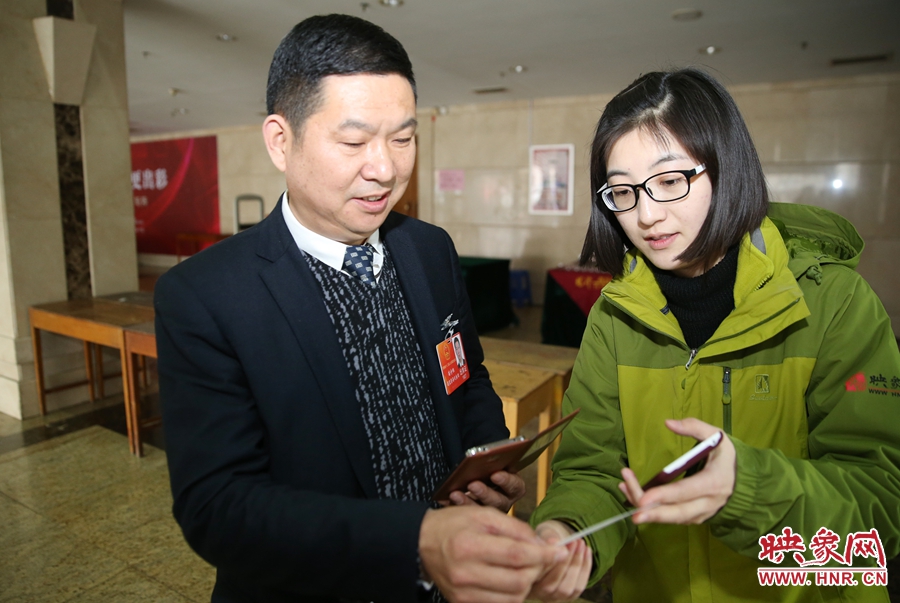 幫代表使用大象融媒映象網(wǎng)微信打印機(jī)現(xiàn)場打印照片。