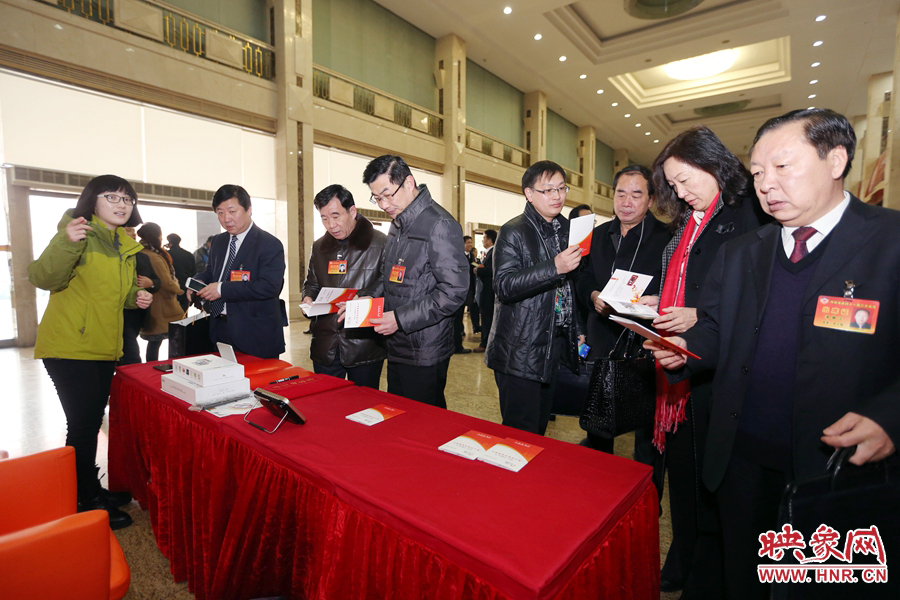 向代表、委員講解大象融媒旗下出品的新聞產(chǎn)品。