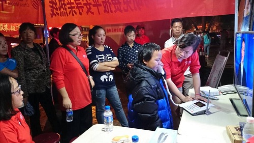 小男孩走失，移動員工幫他們找 親人