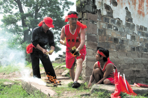 龍王廟前祭拜。