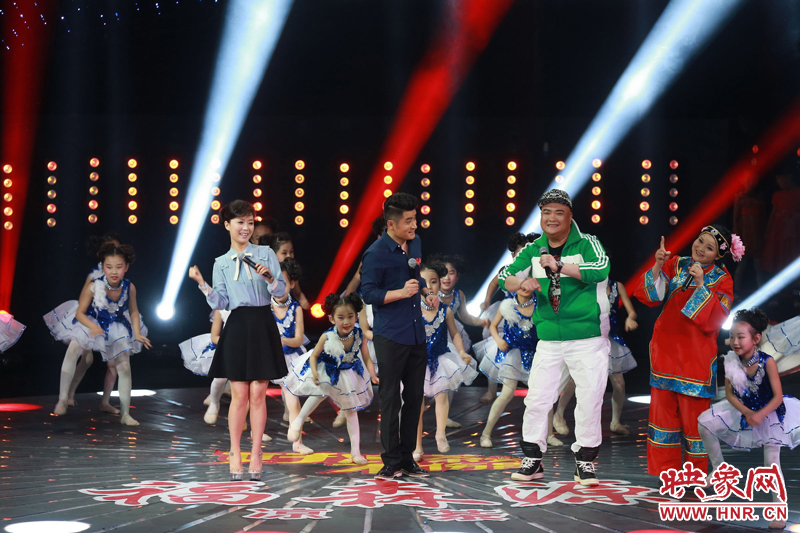 主持人與嘉賓演繹全新“小蘋(píng)果”帶來(lái)耳目一新的感覺(jué)