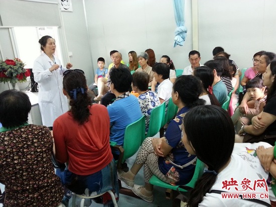 聽眾們過(guò)來(lái)做冬病夏治——貼三伏貼現(xiàn)場(chǎng) 聽眾們過(guò)來(lái)做冬病夏治——貼三伏貼現(xiàn)場(chǎng)