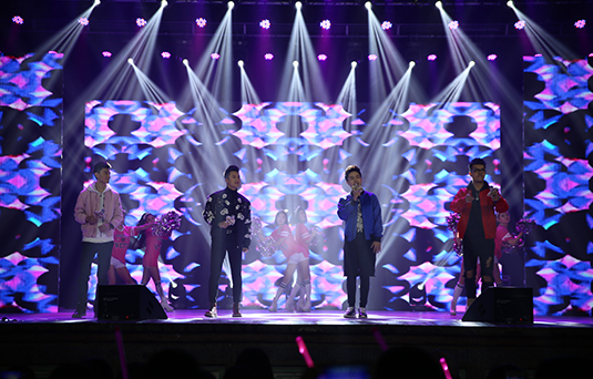 圣誕HIGH不?！睹霮歌秀》校園巡演持續(xù)開唱