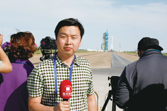 劉瑞鋒回憶，從“神舟十號”在視線中出現(xiàn)到消失的兩分鐘內(nèi)，他們的兩臺攝像機(jī)、一臺照相機(jī)就在不停地拍、拍