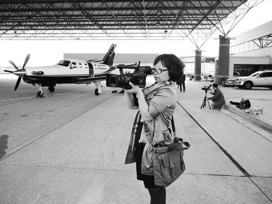 河南電視臺都市頻道報道部主管時舜英拍攝孟菲斯國際機場