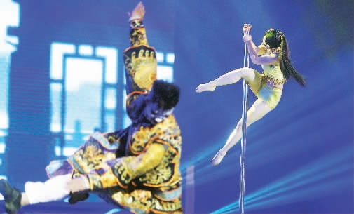 “鋼管舞娘”周文將鋼管舞和民族文化融合在一起，創(chuàng)意了一段《霸王別姬》的鋼管舞表演