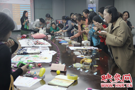 比賽現(xiàn)場熱鬧非凡，各位女神競相展示自己的作品