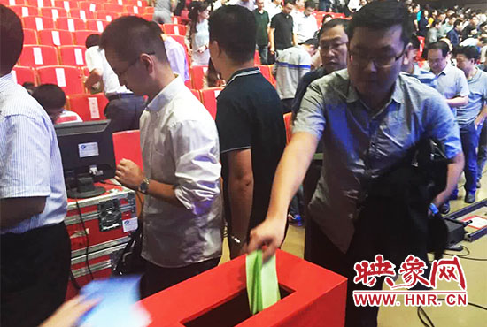 專家、評委、全局干部職工代表現(xiàn)場投票。