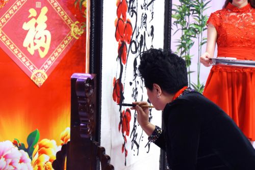 公司特聘請國家一級(jí)著名豫劇演員王希玲作為春節(jié)期間“歡騰購物”形象大使