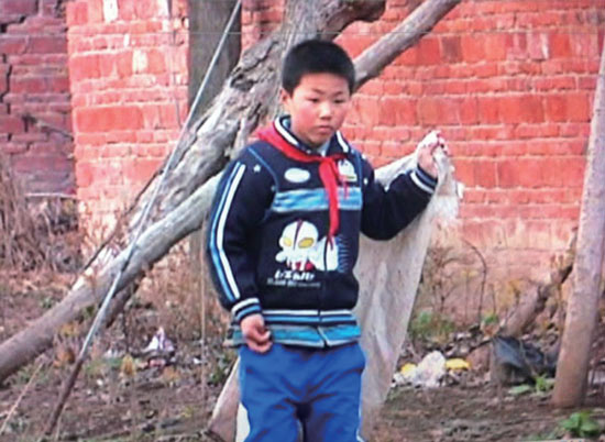 有時(shí)候，浩浩會(huì)拿著蛇皮袋撿些垃圾賣錢視 頻截圖