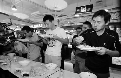 再整兩盤(pán)餃子，“騎士牛仔”（右一）真是好胃口