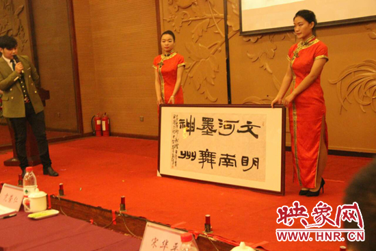 工作人員現(xiàn)場(chǎng)展示名家書(shū)法精品