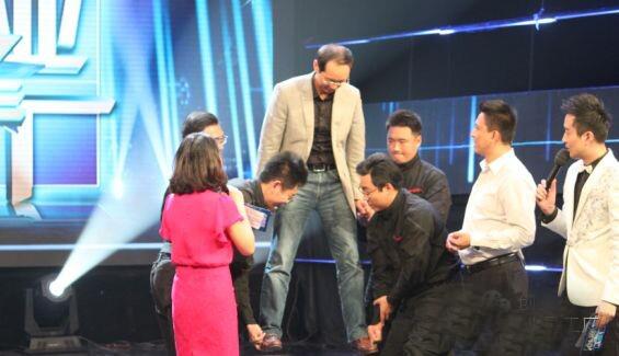 創(chuàng)業(yè)導(dǎo)師李明與創(chuàng)業(yè)者在舞臺(tái)上親密互動(dòng) 創(chuàng)業(yè)導(dǎo)師李明與創(chuàng)業(yè)者在舞臺(tái)上親密互動(dòng)