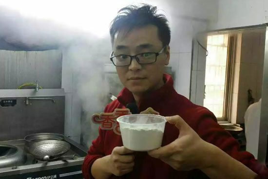 小飛手里端的是什么材料？