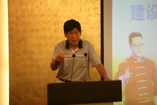 原河南省農(nóng)業(yè)廳副廳長、現(xiàn)任河南省土壤肥料協(xié)會秘書長肖興貴發(fā)表講話