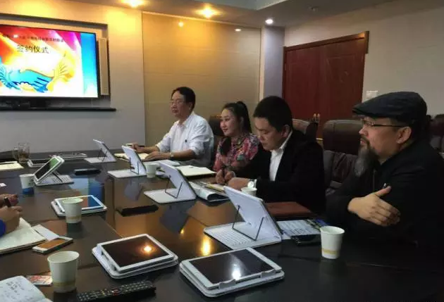 從右至左依次為趙財(cái)神，雅購(gòu)供銷CEO許濤，農(nóng)團(tuán)聯(lián)盟創(chuàng)始人王婷。