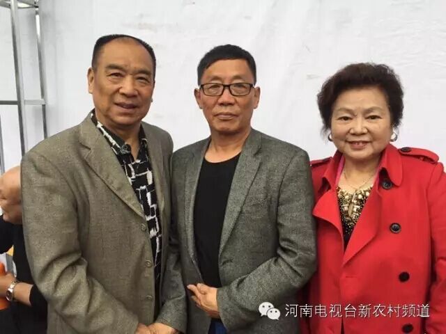 許慎故里山水畫家范中向王寬夫婦贈(zèng)畫合影