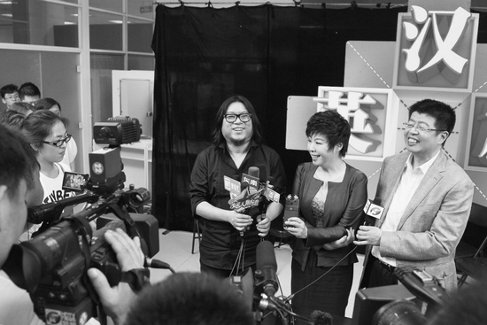 節(jié)目嘉賓高曉松、于丹、張頤武接受采訪