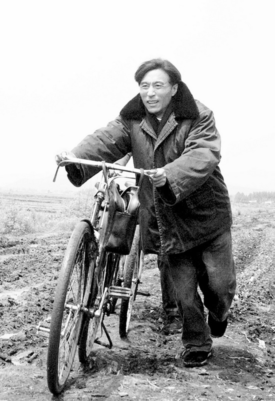 怕乘汽車跑太快聽(tīng)不見(jiàn)群眾說(shuō)話，焦裕祿下基層總是靠自行車 《焦裕祿》劇照