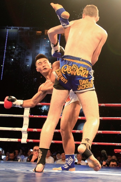 河南電視臺(tái)《武林風(fēng)》欄目走進(jìn)新疆，把比賽現(xiàn)場(chǎng)搬到了新疆建設(shè)兵團(tuán)農(nóng)十三師紅星廣場(chǎng)