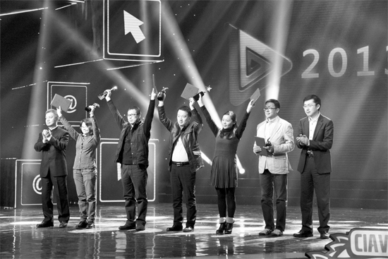 《留言》導演孫曉暉（左三）現(xiàn)場領獎 河南電視臺供圖