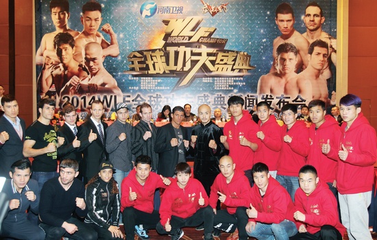 新聞發(fā)布會(huì)上，中外選手齊聚一堂。