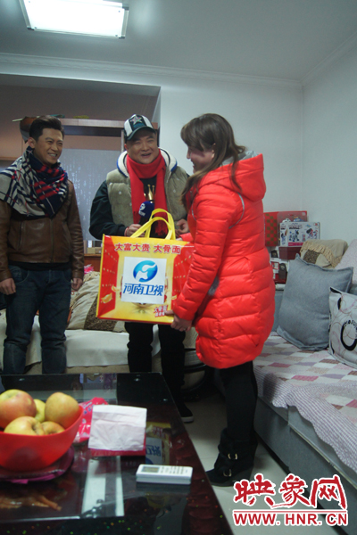 范軍、張竟達(dá)噓寒問暖送祝福