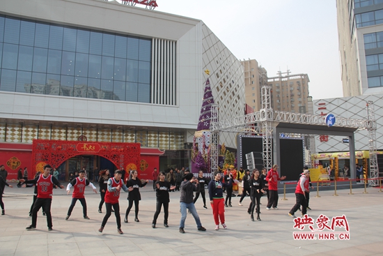 河南衛(wèi)視舉辦的“看大劇，送福利”活動 王志/攝